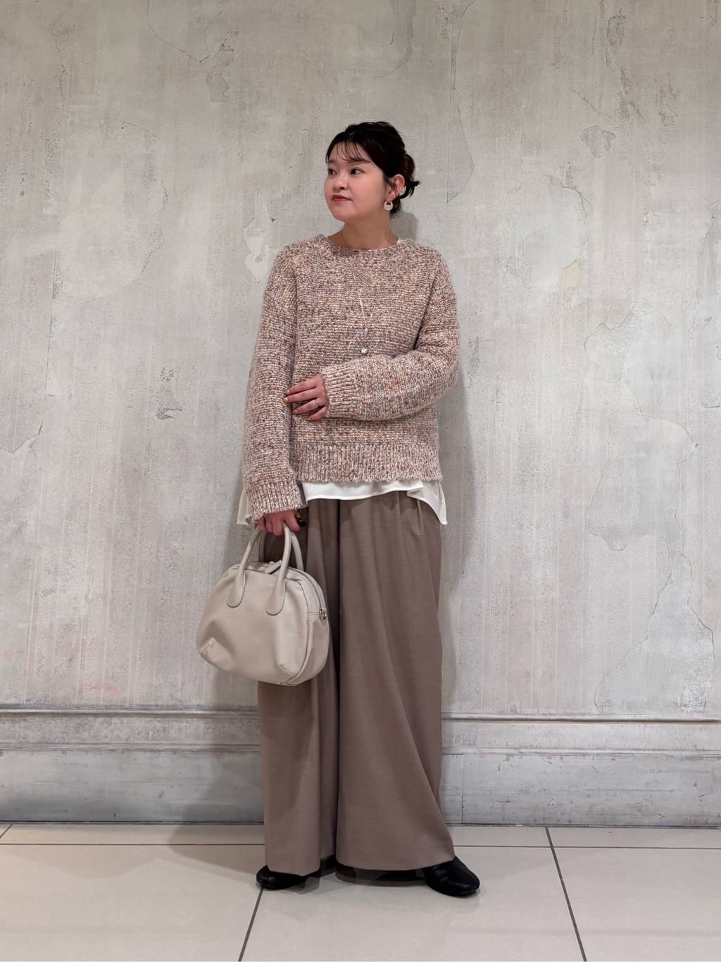 157cm ウェーブ ブルベ夏

【ニット】Fサイズ
いろんな色の糸が合わさったカラーニット🧶
ピンクベースで優しい色味が柔らかい雰囲気にしてくれます！
ウール素材であったかく、ゆったり感もあるので、中にブラウスを着てレイヤードするのも◎
レイヤードすればお尻も気にならないので、下半身ぽちゃさんには安心☝️



【パンツ】1サイズ
深めのタックが立体感を出してくれて、足のラインが出ない、下半身ぽちゃさんに優しいパンツ◎
157cmで1サイズを着用！
少しヒールのあるブーツで合わせてギリギリ引きずらない長さ☺️
(丈的には0サイズなんですが、ウエストがもちろん入りませんので………)



　
【バッグ】
リアルバイして愛用中のミニボストン
小ぶりに見えますがかなり大容量で、500mlのペットボトルも余裕で入っちゃいます🥰
マチも9.5cmもあるのでたくさん入れても、コンパクトに見えるのが嬉しいポイント❣️
斜めがけベルトもついているのでショルダーにして両手もあきます！旅行などにも使いやすいのでオススメです✨　