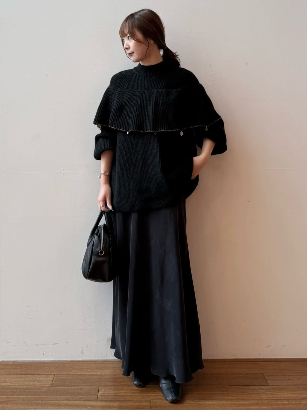 157cm ウェーブ イエベ秋
 
【knit】着用サイズ:F

クリスマスツリーのオーナメントをかたどったチャームを散りばめたニット。
デコルテラインの切り替えと、ニットフリルのキラキラした縁取りが映える一枚です。
ニット部分は畦編み（あぜあみ）で、表目と裏目とを交互に編むことでできる凹凸が立体感を表現してくれます。
ホリデイシーズンにぴったりのアイテムです。



【skirt】着用サイズ:1

流れるような美しいマーメイドシルエットが魅力のバックテールスカート。
上品な光沢と滑らかな肌触りの生地が、大人の女性らしさを演出。
後ろのバックテールデザインによって歩くたびに揺れ動き、女性らしい印象に。
ウエストはゴム仕様なので、楽な履き心地なのも嬉しいポイント。内側のリボンでサイズ調整も可能です。
デイリーユースはもちろん、ちょっとしたお出かけなど、様々なシーンで活躍してくれる一枚。
ブラウスからカットソーまで、合わせるトップスを選ばずシーズンレスで使えるアイテムです。