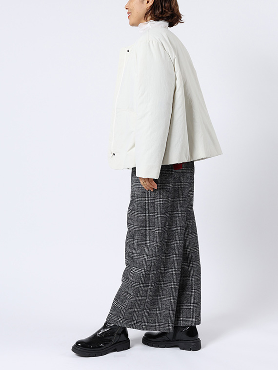 ノーカラーの中綿入りショートコートにゆるっとボリュームたっぷりのグレンチェックのワイドパンツを合わせたコーディネートです。さっと羽織るだけで、たちまち洗練された大人のカジュアルスタイルが完成します。
モデル身長：162cm
