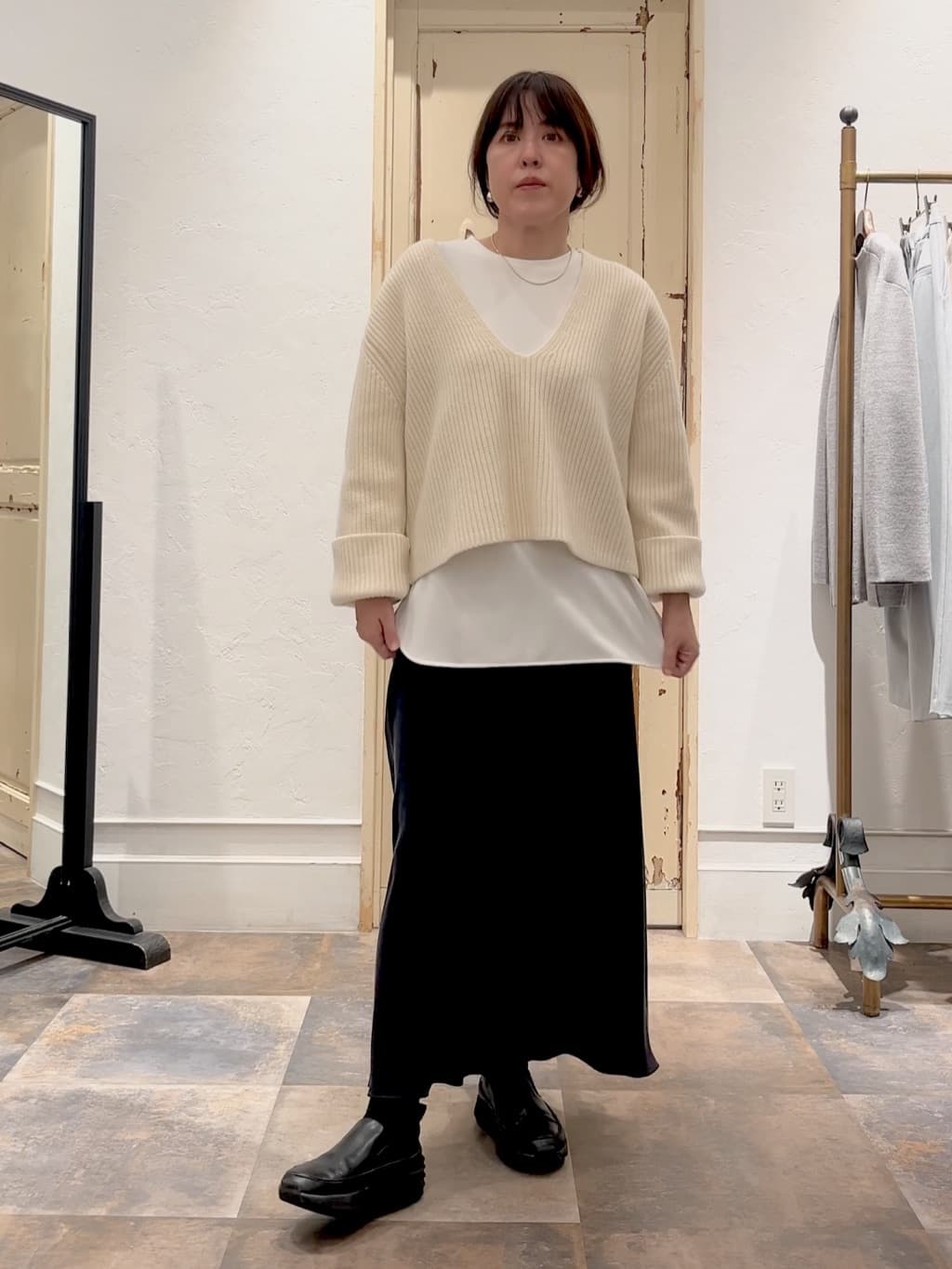 160cm ストレート イエベ春
 
■ ウールポンチョコート（アイボリー）

ふわっと肩にのる軽さと、動いた時の揺れがとにかくきれい。
アイボリーでも甘すぎず、顔まわりをパッと明るくしてくれる色味。
厚手ニットの上からも羽織れるゆとりがあって、
“コート着た瞬間に太って見える問題”を回避できるのも嬉しいポイント。

■ Vネック畦プルオーバー（ホワイト）

首元がすっきり見えるVライン。
畦編みの立体感でカジュアル見えしすぎず、
インナーにTブラウスを重ねてももたつかない万能さ。
白の重ね着でも“膨らまない”のが大人に優しいところ。

■ Tブラウス（ホワイト/1サイズ）

重ねるだけで「きれいめ感」がプラスされる名脇役。
ニットの下から少し覗く白が、アイボリーコートとの相性抜群。
肌当たりもさらっと軽く、季節の変わり目に便利。

■ バックテールスカート（ブラック/1サイズ）

前はスッキリ、後ろに自然な揺れ。
歩くたびに縦ラインが強調されて、
“やせた？”って言われやすいシルエット。
黒でも重く見えず、トップスを選ばない万能スカート。

■ レザースリッポン（ブラック）

ぺたんこなのにきれいめに見える、ありがたい一足。
長時間歩く日でも疲れにくくて、
アイボリーコートの軽さとも相性◎。

■ ラウンドミニボストン（ライトグレー）

重くなりがちな冬コーデに、
“ほんのり明るさ”を足してくれる万能カラー。
サイズ感もちょうどよく、きれいめにもカジュアルにも。

⸻

冬の“明るめトーン”ってちょっと勇気いるけど、
アイボリー×ホワイトのレイヤードなら
アラフィフ肌がふんわり明るく見えて、
ちゃんと「大人の上品さ」も保てるから安心。

そこにブラックのバックテールで
全体をキュッと締めたら、
優しさとスタイルアップが両立する
冬の黄金バランスが完成しました。

“疲れが見えにくい白”って、実は最強。
軽さ・きれいめ・ラクさ、全部まとめて叶えてくれます✨