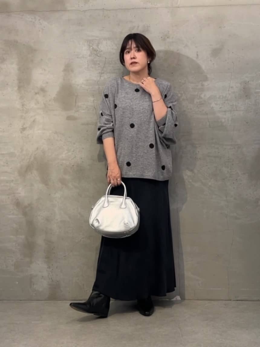 160cm ストレート イエベ春
 
■ラメドットプルオーバー（グレー）

細めの糸で編まれたハイゲージニットに、さりげないラメ糸を散りばめた一枚。
柔らかく伸縮性があるので着心地は軽やかで快適。
グレーの落ち着いた色味にキラリとしたドットが映え、上品な華やかさをプラスします。


■バックテールスカート（ブラック／1サイズ）

ヒップから裾にかけてゆるやかに広がるバックテールデザインで、歩くたびに表情が変わるスカート。
さらりとした生地感で広がりすぎず、大人っぽい落ち感が魅力。
1サイズ展開でも体型を拾わず、軽やかに着られる快適な着心地です。



ラメドットプルオーバーの上品な華やかさに、バックテールスカートの揺れ感を合わせたコーデ。
落ち着いた色合いながら、細かいディテールで表情があり、着心地も快適。
大人のデイリースタイルにぴったりな、シンプルだけど印象的な組み合わせです。