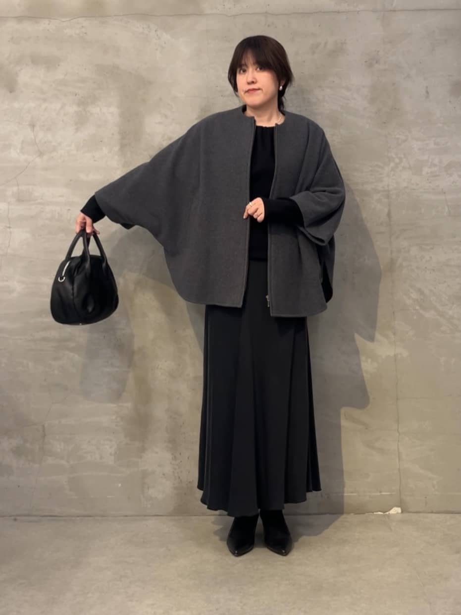 160cm ストレート イエベ春
 
＼今年も登場！BEARDSLEYの人気ポンチョコート🖤／
ぽわんと丸みのあるシルエットが
可愛いだけじゃなく、
“体型カバー”も“ニットの上からでもOK”も、ぜーんぶ叶えてくれる頼れる存在✨

今日はグレーのポンチョに、
ケープ風カットソーと
黒のバックテールスカートを合わせて、
やさしさとモード感のいいとこ取りコーデに。

ちなみに…
「ケープ風カットソー、アウター着れる？」って心配になりますよね？
でもこのポンチョコートなら、
その悩み解消してくれます🙆‍♀️

毎冬おなじみの“袖がもたつく問題”
このコートがいれば大丈夫です♡