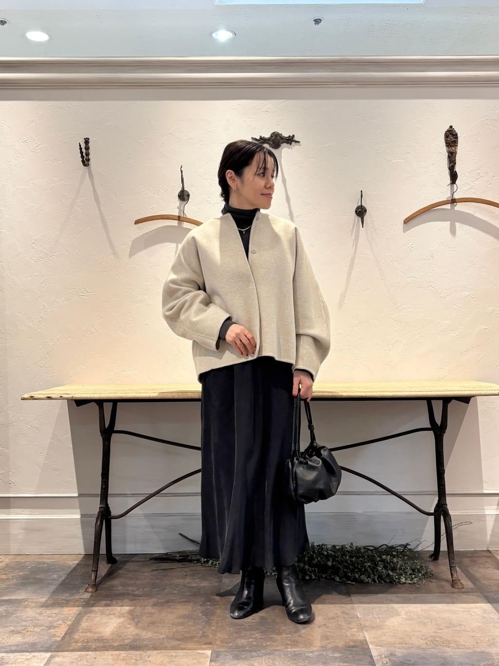 151cm ウェーブ イエベ秋

【リバーショート羽織/15quinze】
着用サイズ:F

すっきりと上品見えする
ショートコート

ドルマンスリーブのデザインも
腕の下に切替を入れることで
脇下がたっぷりし過ぎず
“着られてる感”を感じにくいシルエット

リバー仕立てなので裏地はなくても
カシミヤ混で滑らかな素材だから
サッと羽織れて温かく着れます

とっても軽いので
ちょっと暑くて脱ぎたい時にも
持ってるのが苦じゃない◎

カジュアルになりがちな
ショートコートも
“きちんと見え”が叶います


【バックテールスカート】
着用サイズ: 0

シンプルで大人な雰囲気を楽しめる
マーメードシルエットのロングスカート

ウエストはゴムとリボンで調整が可能
腰周りになギャザーなども入らないので
ストンと落ち感のあるデザイン

上品な光沢と柔らかな風合いで
動きの出るデザインが女性らしい印象

シーズンレスで使えるアイテムです