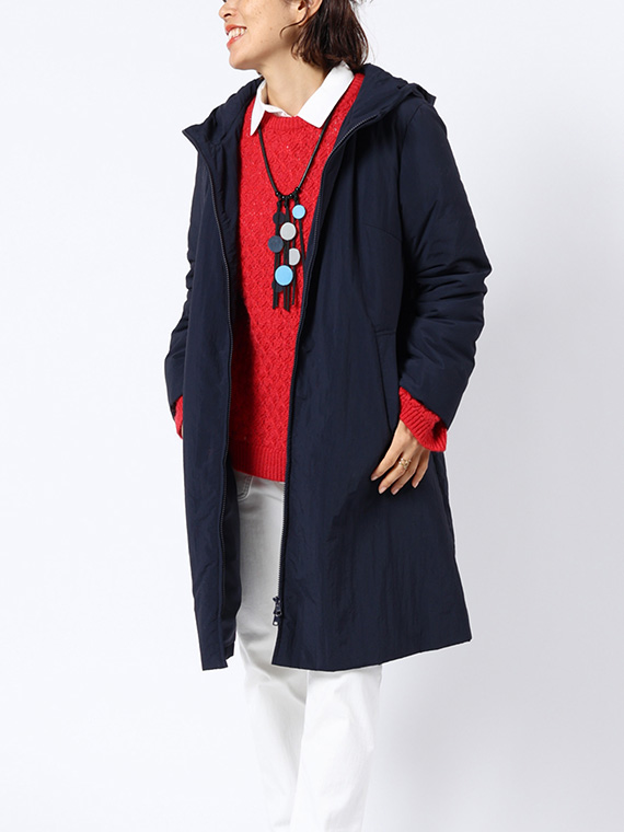 大人の女性の上品さと遊び心を両立させたデザインのロングコートのコンを使い、トリコロールでまとめたコーディネートです。フード付きでありながらカジュアルになりすぎないのは、裾に向かって優雅に広がる美しいAラインシルエットのおかげ。歩くたびにしなやかに揺れて、とてもドラマティックでエレガントな印象を与えます。
モデル身長：162cm