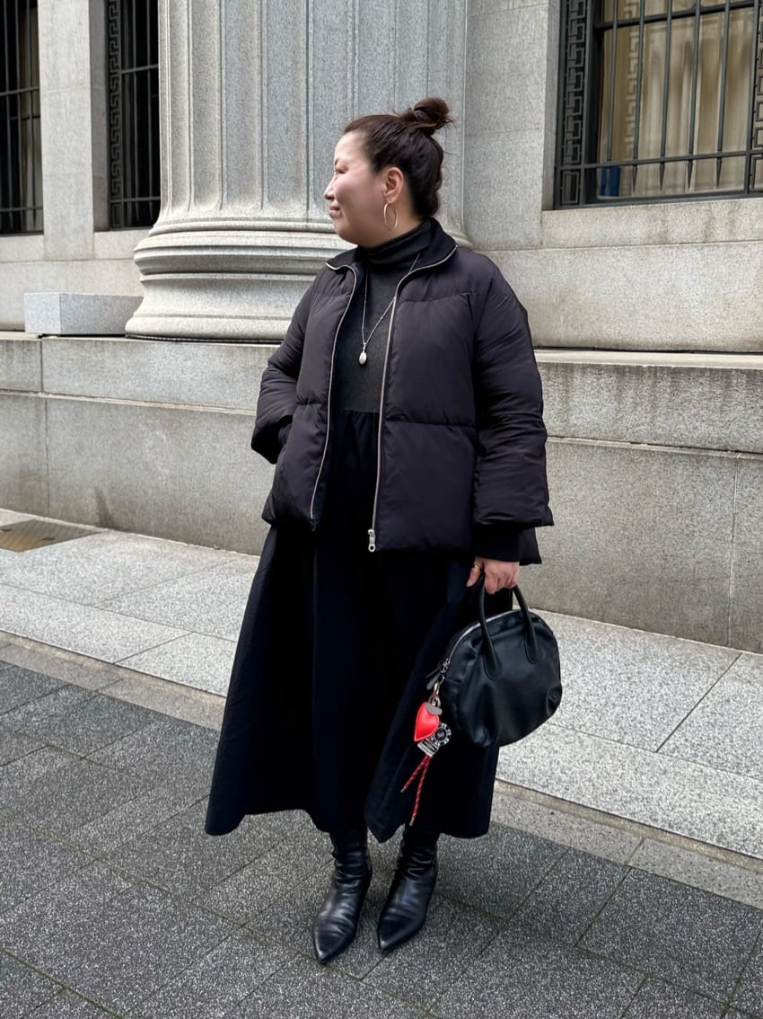 158cm ストレート ブルベ夏
 

【ワンピース】1サイズ
二の腕がゆったりしていて二の腕気にならないです！

タートルでキツそうに見えますが、そこまでぴったりしてないので着やすかったですよ♩

切り替えが山型になっているので、すっきり見えます！！！


サイドに切り替えがあるので、ボリューム出過ぎないのも嬉しい。



【コート】　
ぽっちゃりの私は、ダウンを着るとムキムキになってしまったり巨大になってしまうのですが、、
こちらはダウンはすっきり見えて嬉しい。

肩をすっきり見せてくれるラインになっていて、
ダウンの切り替えで、腰まわりをきれいに見せてくれます