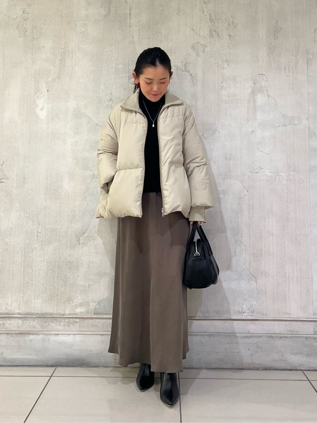 156cm ウェーブ ブルベ夏

【outer】着用サイズ　　F size
ゆったりフレアシルエットのダウンコート　
肩周りがスッキリと見えるデザイン
袖がリブなので風も通しにくく真冬も安心なアウター

ヒップラインがすっぽり隠れるのも嬉しいポイント

ダウン80%で暖かくて軽いのが嬉しい


【tops】着用サイズ　　F size
スッキリとしたタートルニット
アーチ型になっていて足長効果も
インせずに着れるので、もこもこしなくて
スッキリ着やすいデザイン

チクチクを感じにくいのも嬉しいポイント
お家で手洗いしていただけます。


【skirt】着用サイズ　　1size
トロンとした生地感で身体のラインが細くスッキリ見えるスカート
ストンとした落ち感でスッキリと穿きやすいスカート

ウエストゴムなので穿きやすく締め付けもないので長い時間座っていても安心
ウエストの紐で調節していただけるのも嬉しいポイント

お家で手洗いできるのも嬉しいポイントです。