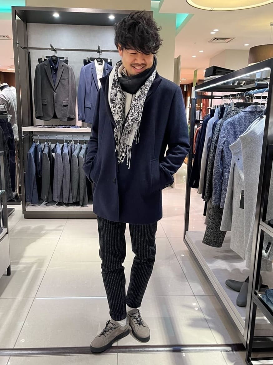 短めな丈のコートを合わせることでキレイめな印象を残しつつ、重くなりすぎないよう計算されたコーディネートです。シンプルすぎないようマフラーをアクセントに。ミドル丈のコートは国内屈指のウール産地である尾州地区で作成したオリジナル生地を使用。【モデル身長：180cm】