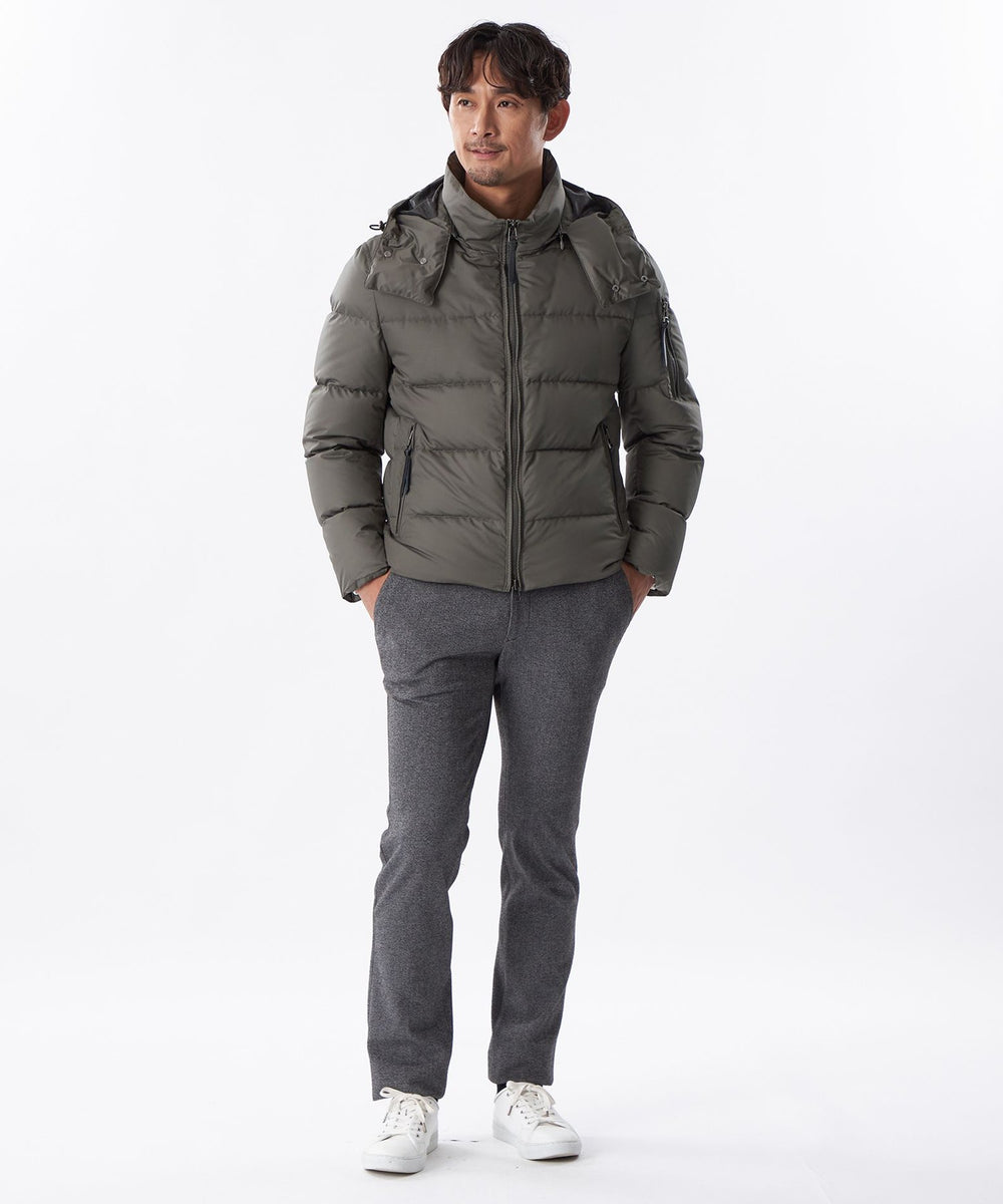 防寒を意識しダウン分量を多めにし、フードを被った時に視界をさえぎらず限界まで顔が隠れる拘りの設計で、袖に配したファスナーポケットがアクセントに。格子状に太い糸を織り込むことで生地が引き裂けないよう耐久性を高めた、ミニリップストップタフタ生地を使用。