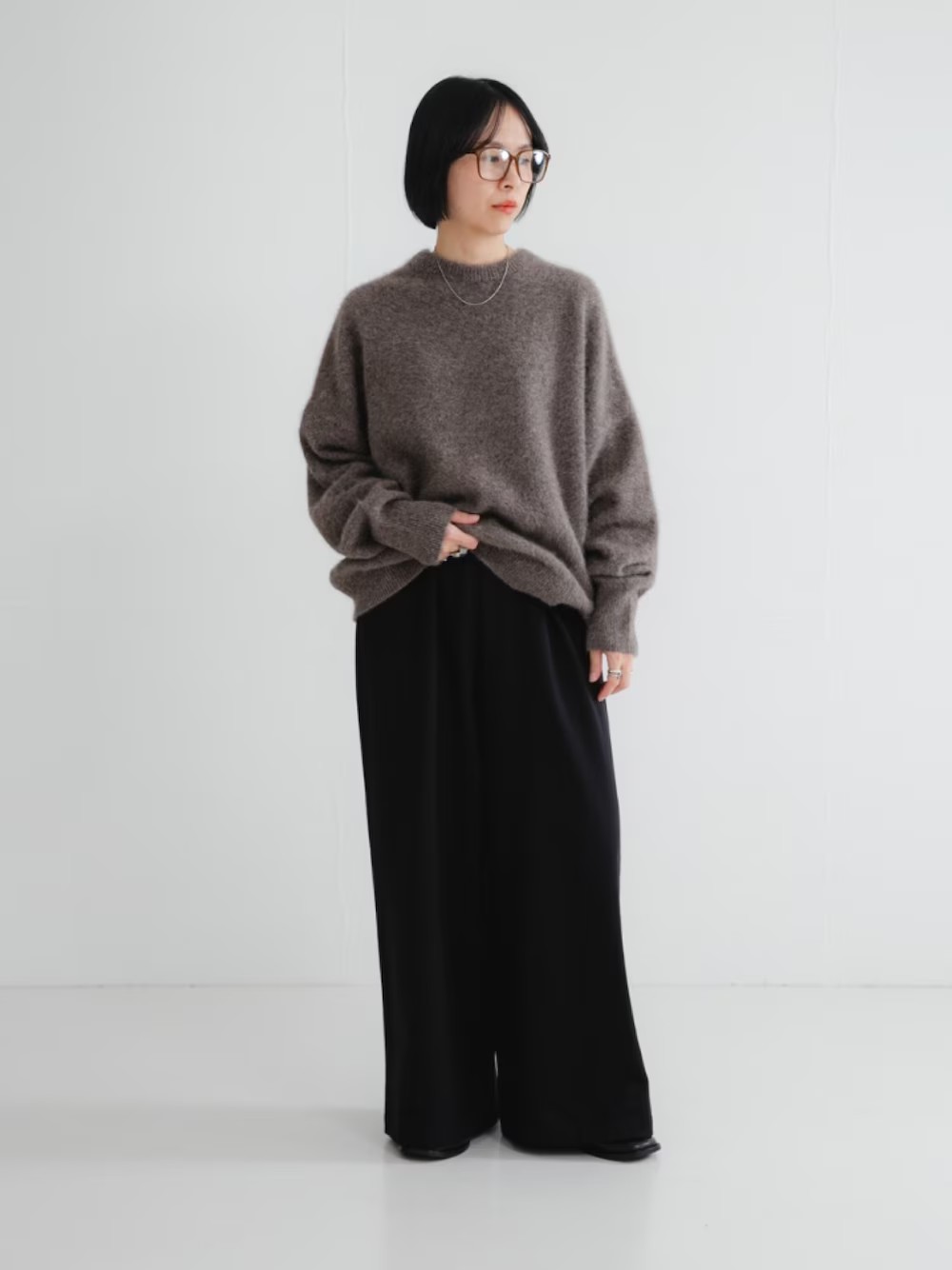 包み込まれるような柔らかさ、FOX/CASHMEREの贅沢なルーズニット。
フォックスとカシミヤをブレンドした、毛足があり上品な光沢感が魅力。