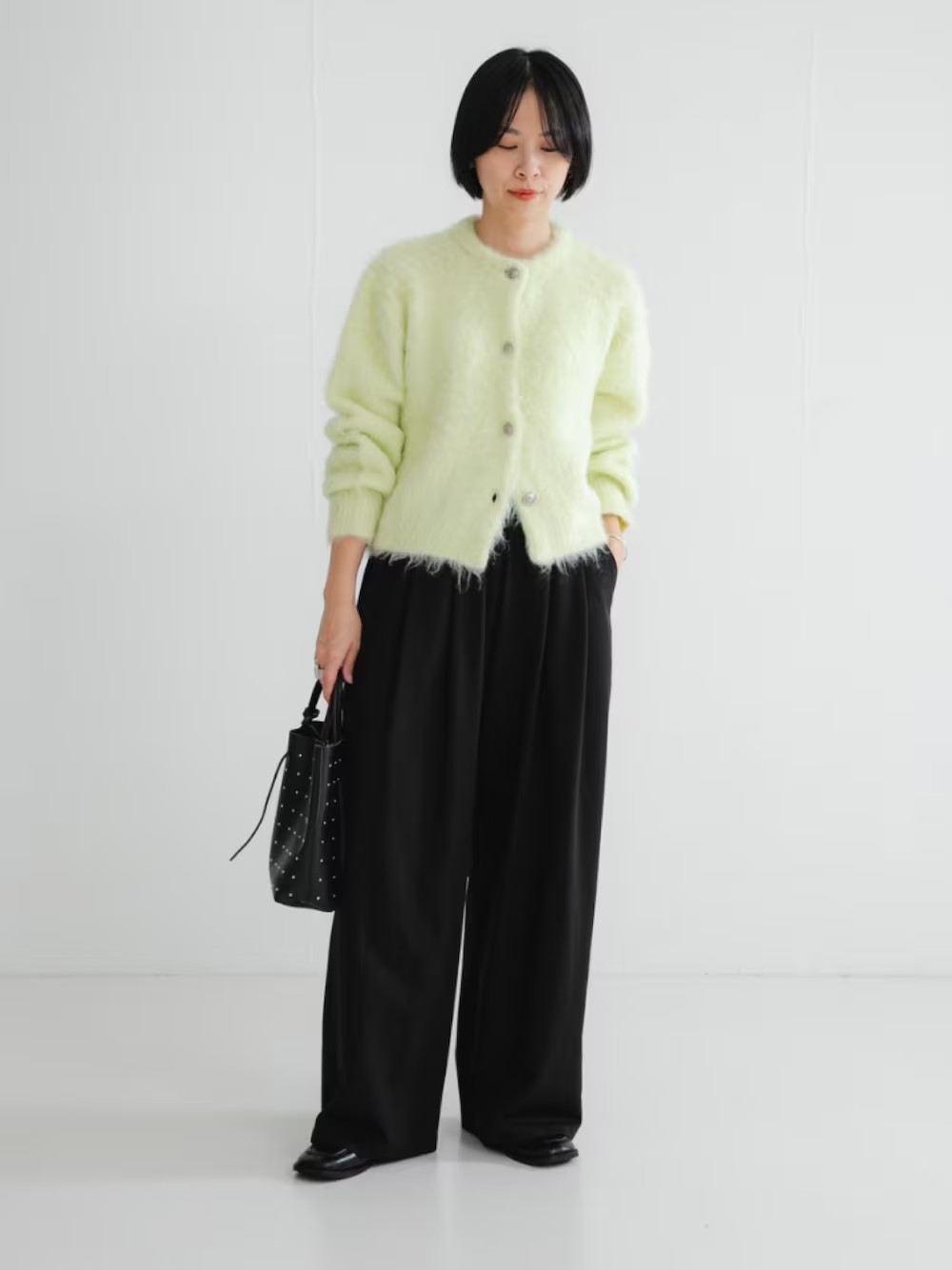 ふんわりとした素材感が魅力の、シャギーニットカーディガン。
毛足の長い柔らかな風合いが、上品で女性らしい印象を与えます。