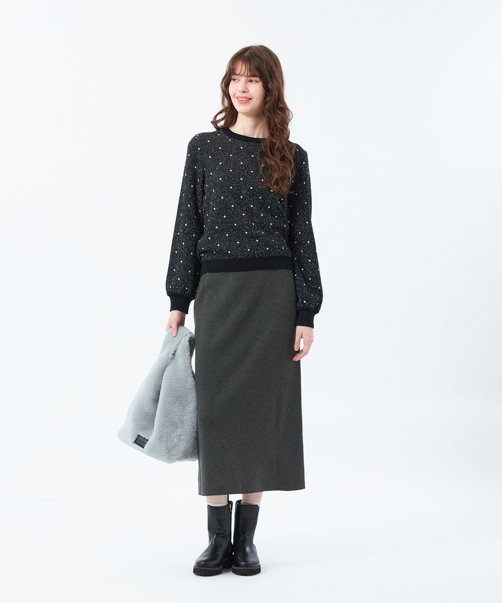 ドット柄が愛らしい、クラシカルなニットプルオーバー。
ドット部分は、ラメがミックスされたミニブークレ糸を使用し、ツイードの様な素材感に仕上げています。