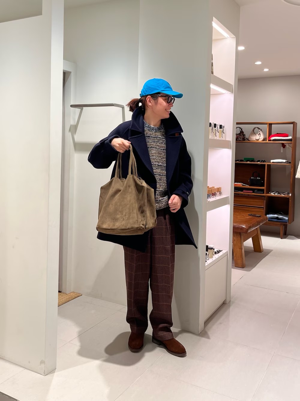 スーパー140という非常に高品質なウールを二重織モッサに仕上げ、まるでカシミヤのような滑らかな風合いと、驚くほどの軽さを実現しました。