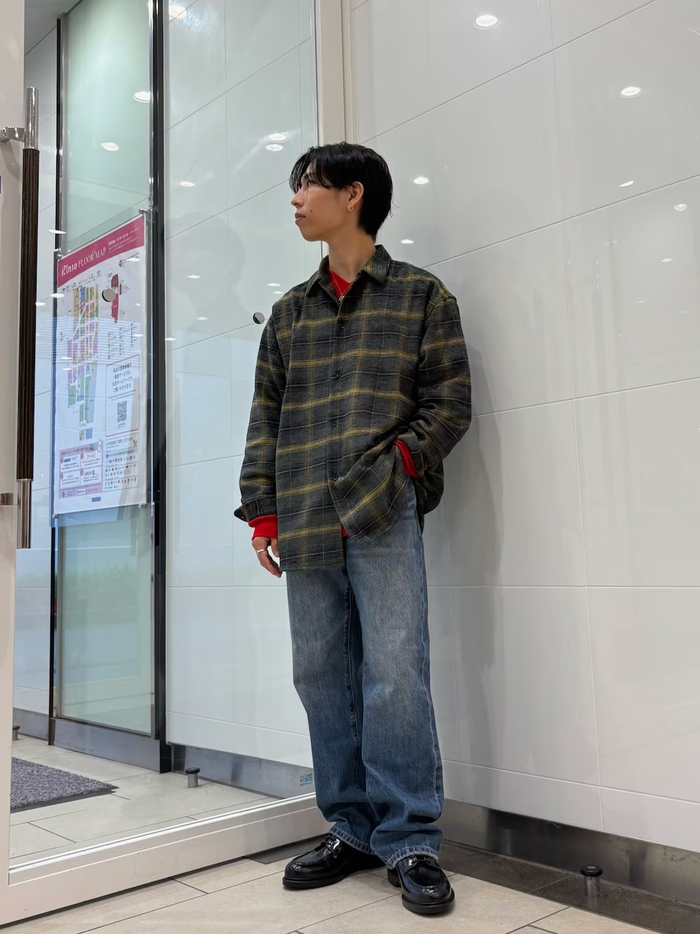 クラシックなシャツのスタイルに、暖かみのあるモール糸の素材感を融合させた、新しい季節の定番アイテムです。
モール糸を丁寧に織り上げることで、手織りのようなざっくりとした風合いと、程よいウォーム感を実現しました。