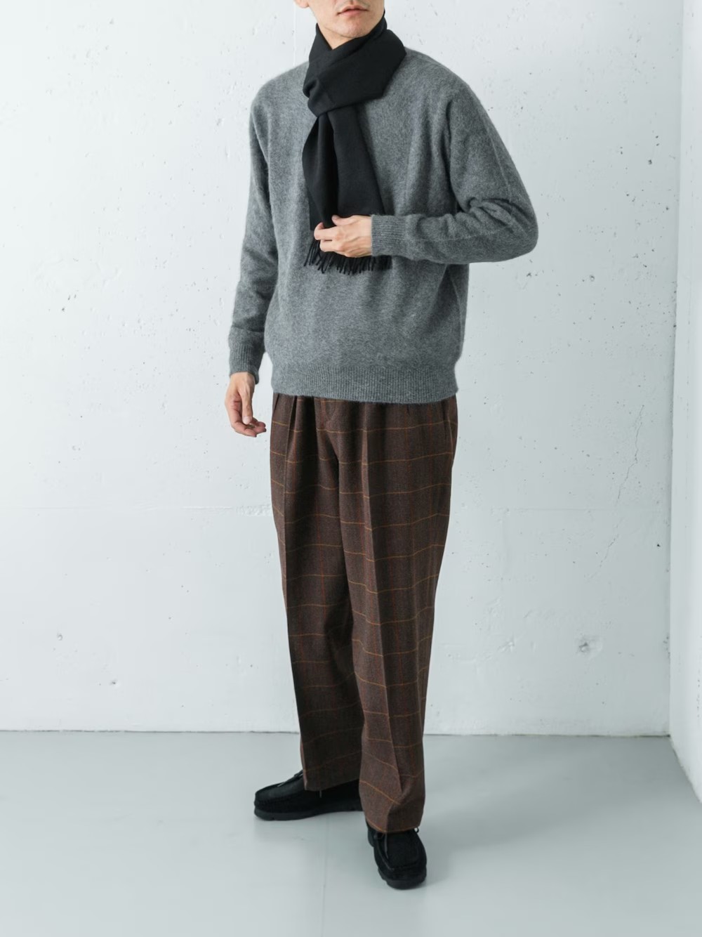 柔らかく繊細なフォックスと、カシミヤを混紡した糸を使用した、極上の手触りが魅力のニット。
綿の状態から染め上げたメランジカラーが、単色では出せない奥行きのある色合いを表現しました。