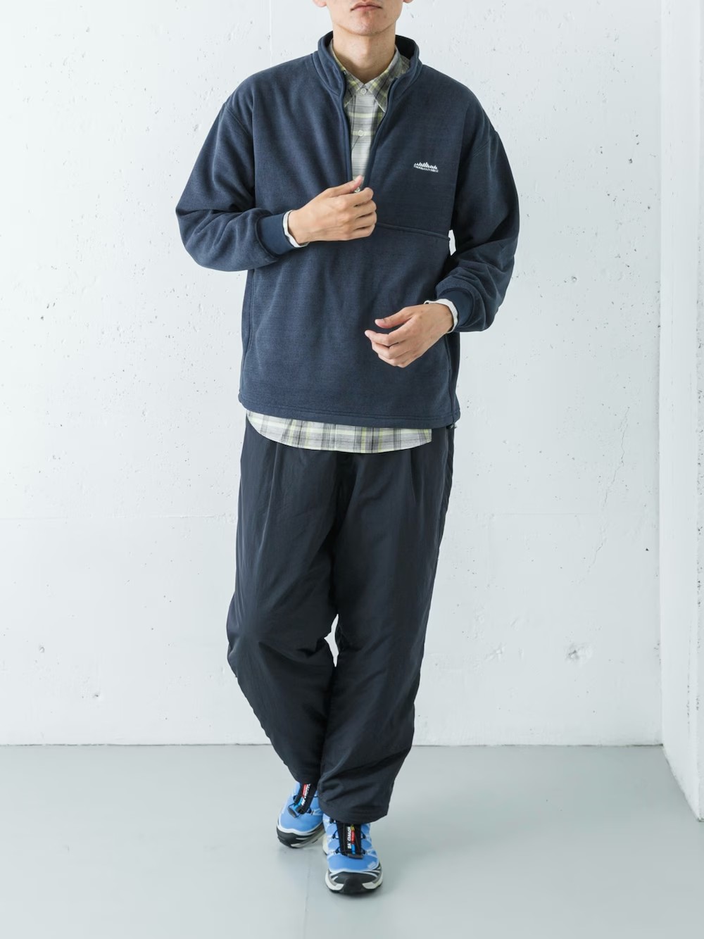 ふわっとした素材感が特徴のニットフリースハーフジッププルオーバーに、表情豊かなシャギーチェックシャツをインナーとして重ねました。