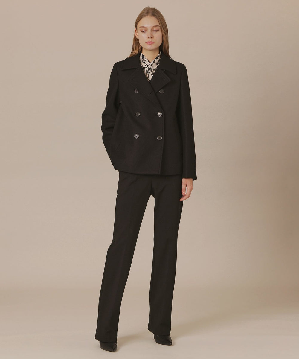 イタリアFABRICA社のリバーコート素材を使用しています。ふくらみのある風合いで軽い着心地と滑らかな光沢感が特徴です。着丈が短くワンピースやボトムスとアイテムを選ばず合わせやすくエレガントな印象のスタイリングになります。総裏地付きです。