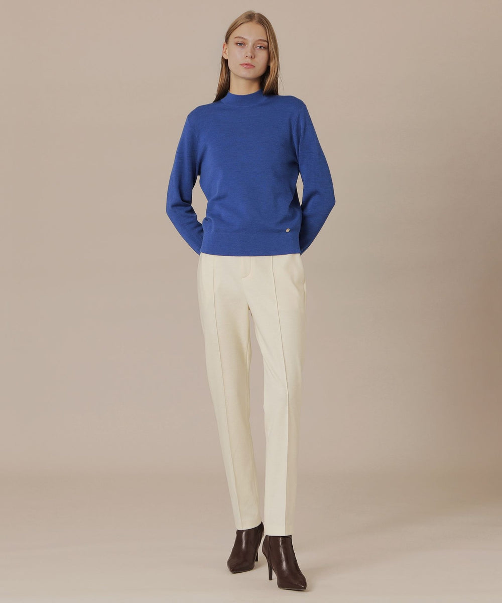 衿を添わせたシャープな首元でエレガントな装いのプルオーバーです。編地に少し張り感を持たせ、馴染みながら体のシルエットは拾いにくく、空気を纏う様な着用感に仕上げています。同素材のカーディガン(G5N39626)とアンサンブルで着用いただけます。