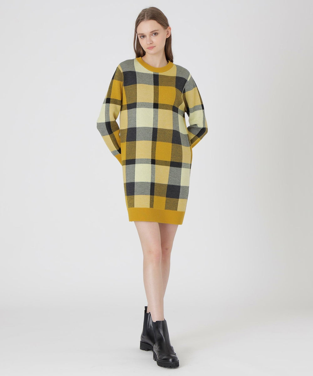 クレストブリッジチェックへのオマージュをジャカードニットで表現したドレスです。ニットドレスとしてはもちろん、細身のパンツ等とのコーディネートもおすすめです。裾にかけて少し広がった仕様のコクーンシルエットです。