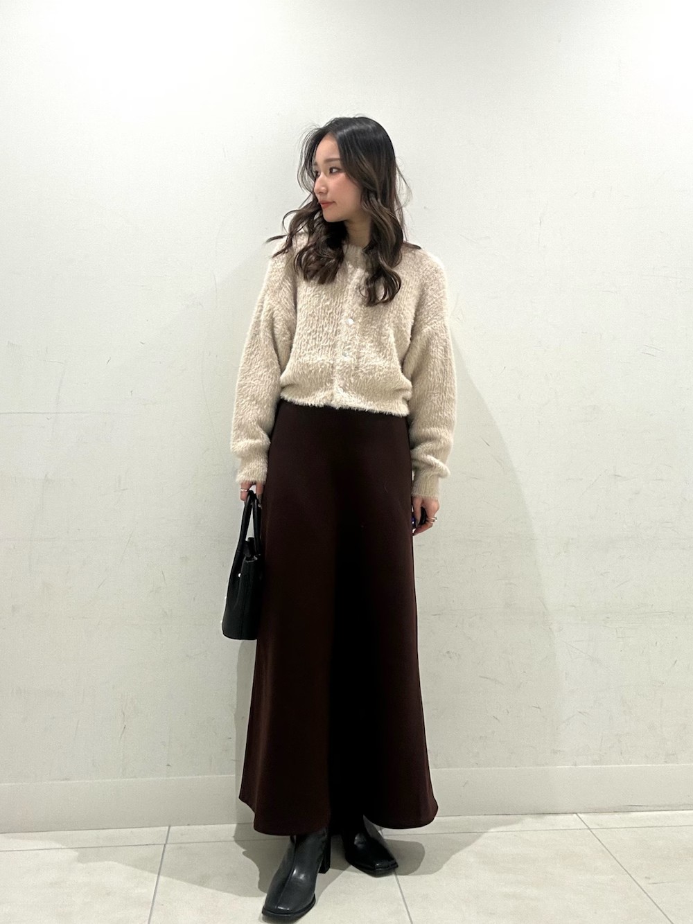 今年も大人気のふわふわカーディガン
カラバリも豊富で秋冬おすすめアイテムです！
シルエットがとても綺麗なスカートは後ろがゴムになっているのとサイドにファスナーがついているので着脱も簡単になっています。