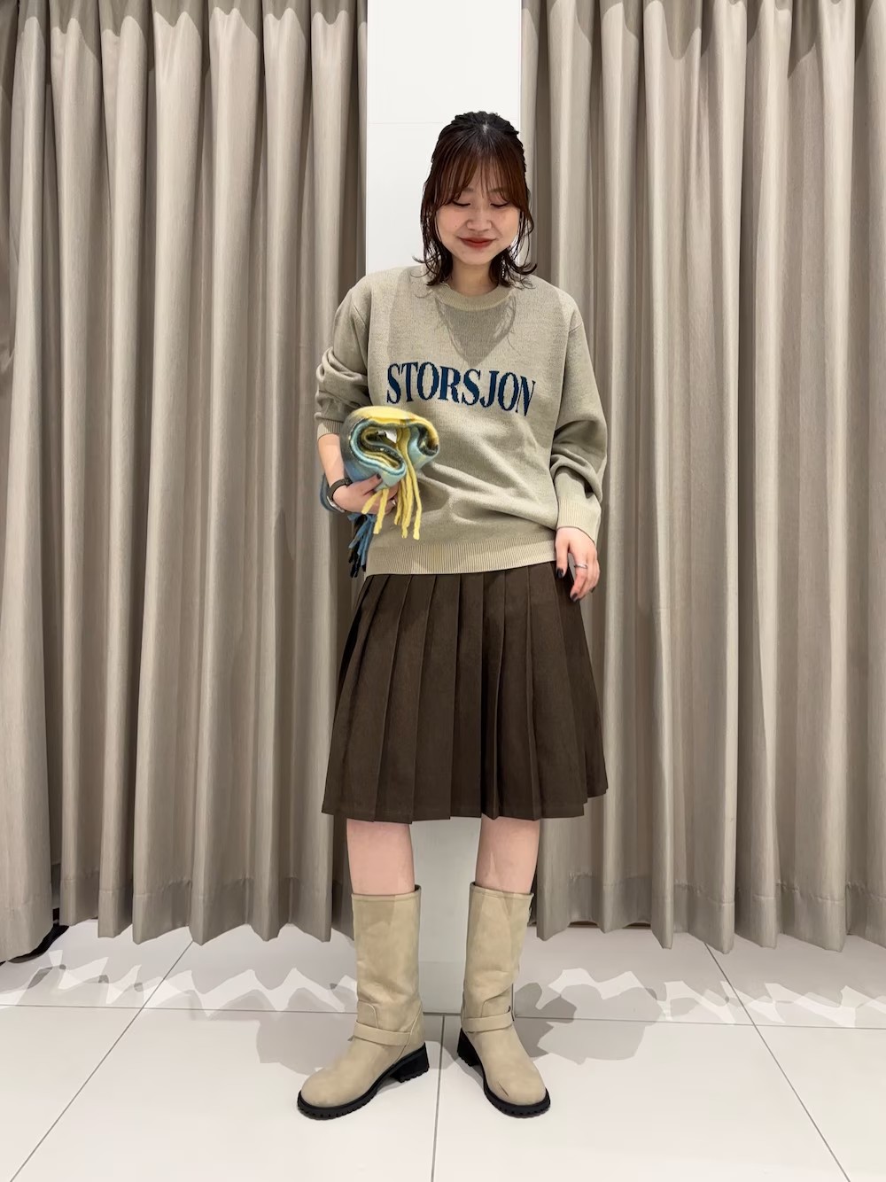 骨格ストレートさんは特にチェックしてほしいこの合わせ。
気になる腰回りをカバーしつつ、ちょこっとの肌見せで着痩せして見える。