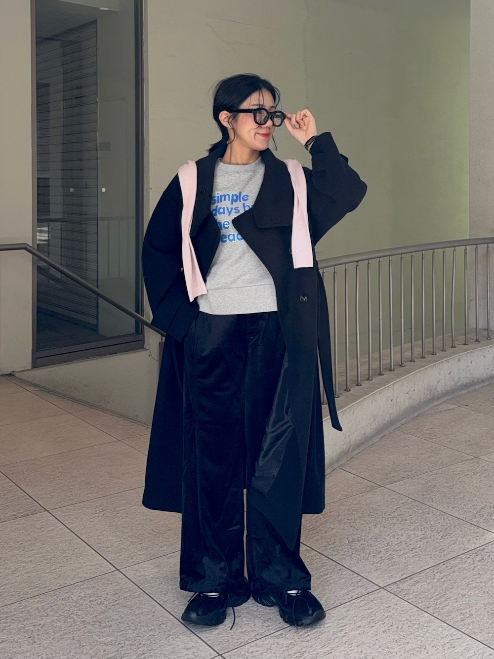 毎年大人気のスタンドカラーコート！
ボタンを止めると首までしっかりあったかい〇
.
スウェット合わせでカジュアルに大人っぽく
シンプルなのにおしゃれ見え♩