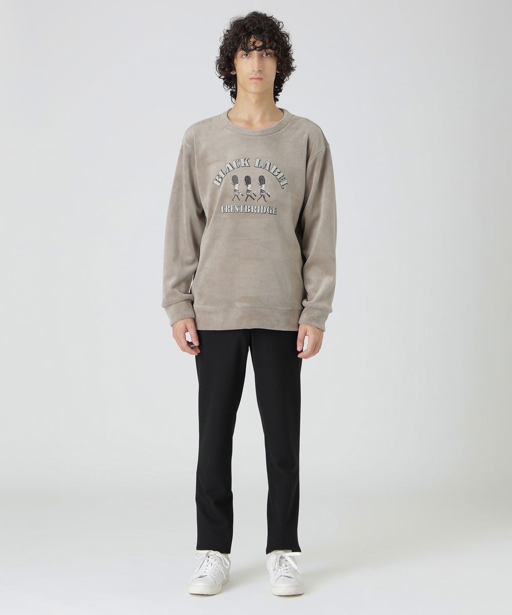 フロントにイギリスを象徴する「ガーズマン(衛兵)」をヴィンテージ調にあしらったスウェットシャツ。あえてヴィンテージ感のあるクラック(ひび割れ)柄のグラフィックにする事で、グラフィック自体が持つクラシックな雰囲気をより引き立て、味のある表情に仕上げています。