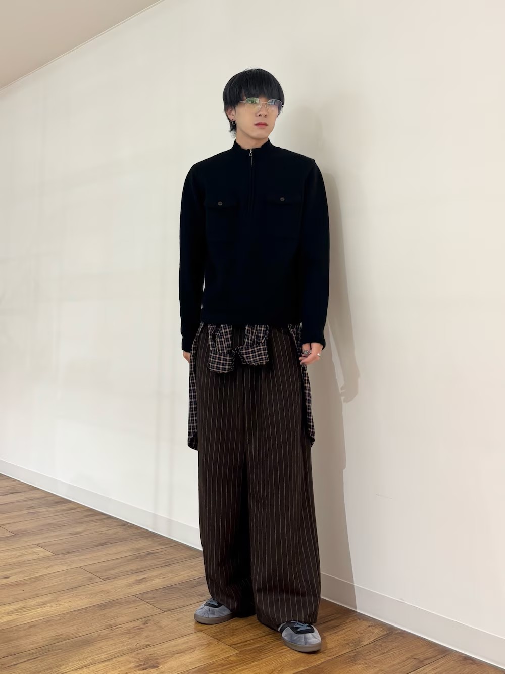 ご覧いただきありがとうございます。

トップスのコンパクトなサイズ感が旬のスタイルを作りやすくて◎
チェックシャツも加えてコーデのアクセントに！

是非参考にしてみて下さい！