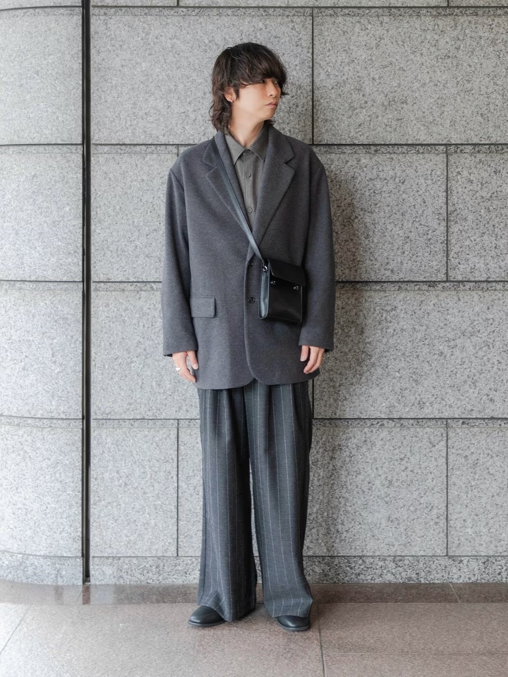 ご覧いただきありがとうございます〇

グレーでまとめました
ストライプを合わせたり小物など
で動きのポイントをつけてバランス
とってます

ブラックとも相性がいいのでグレー
を集めておくと幅が広がり便利です