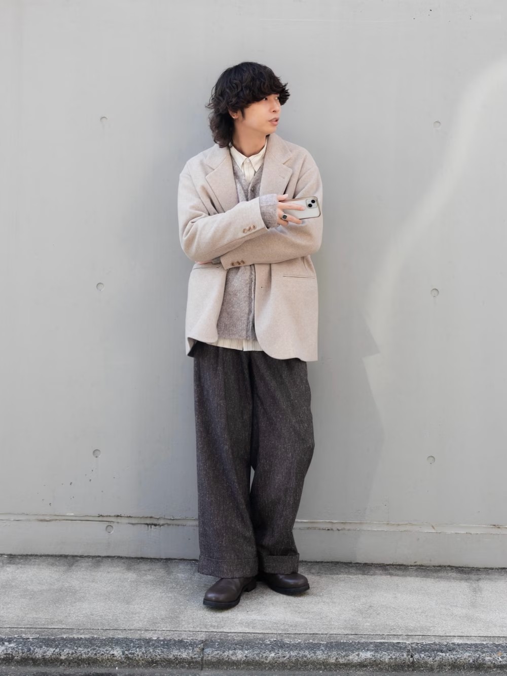 定番のワントーンでは
ありますがレイヤードでしっかりと
動きもプラス

シャツにカーディガンのシャツにカーディガンのレイヤードが王道かつ色合わせも
大人っぽくまとまります