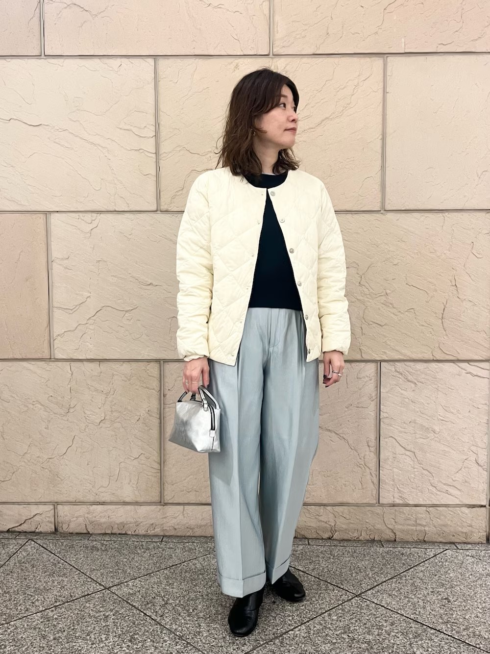 アウターとしてもインナーダウンにも、おすすめのダウンジャケット。私はMで比較的ピッタリです！是非店頭でお試しください◎

人気のニットはダウンコートの下に丁度良い厚み。襟周りと袖がバイカラーで可愛いです。
丈も裾をインしなくてもすっきり着れるのでお腹まわりが程よく隠れて安心◎