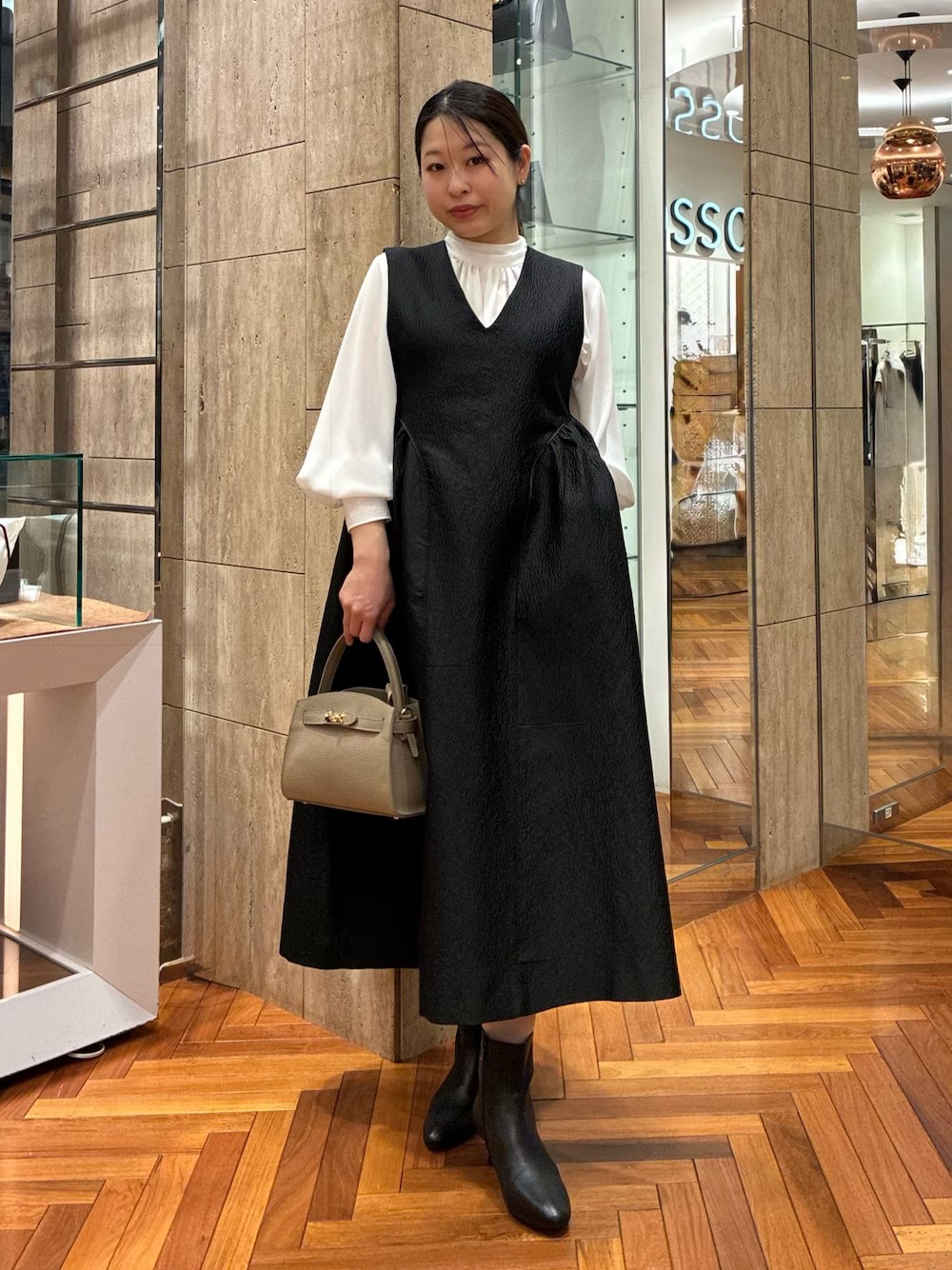 ホリデーシーズンにぴったりなジャガード素材のワンピース
3Dのフォルムがとっても美しいです♡

インナー次第で着回しが効いてくれます
今回は王道に白のブラウスと着てみました♩