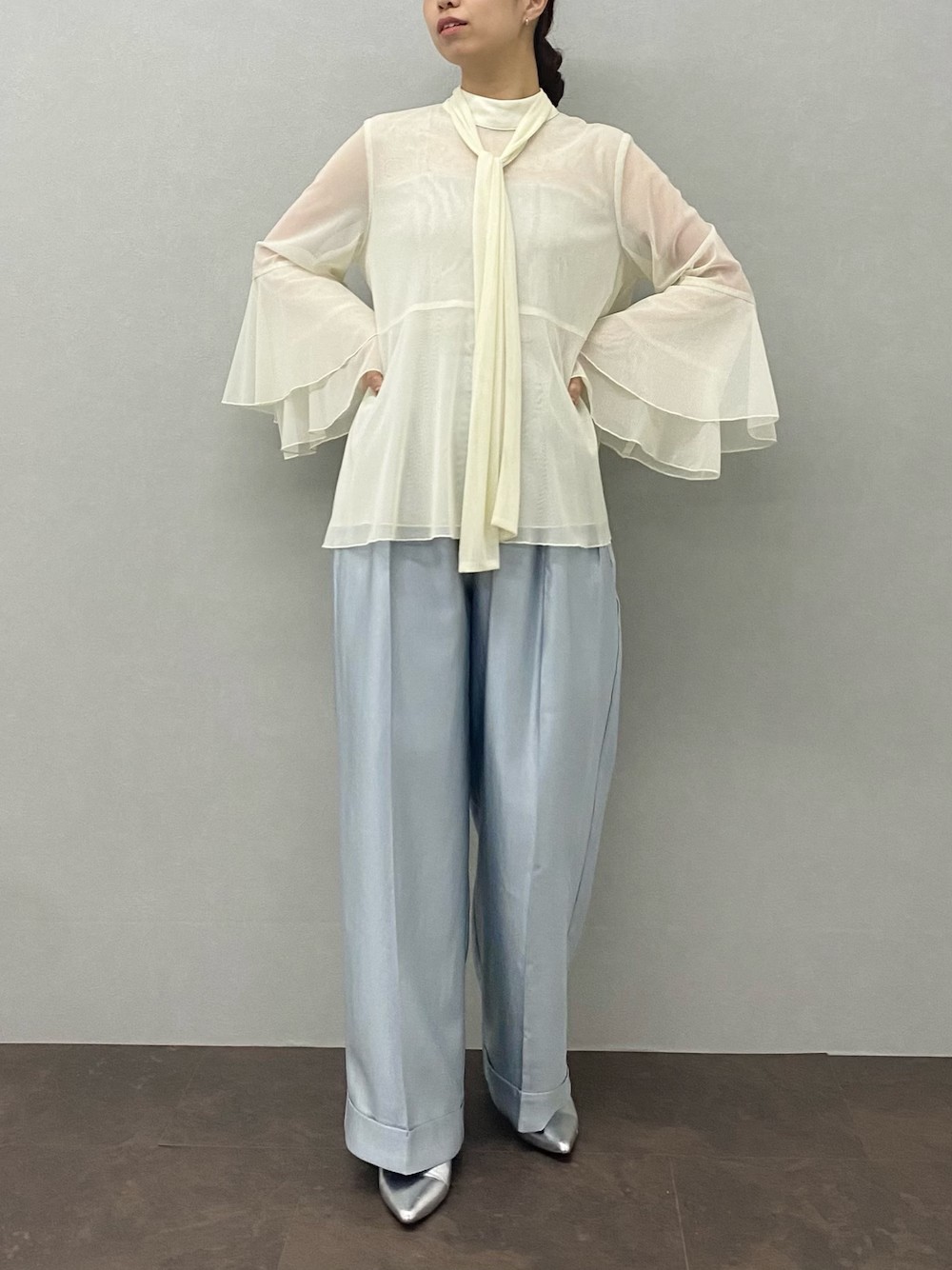 イベントが続くこれからの季節におすすめのコーディネート✴︎

お袖のフリルデザインが目を引くラメブラウス
動くたびにトキメクシルエットです

つやっとした素材の淡いブルーのパンツ
センタープレスが入ってるのできちんとのご予定でも活躍しそう！