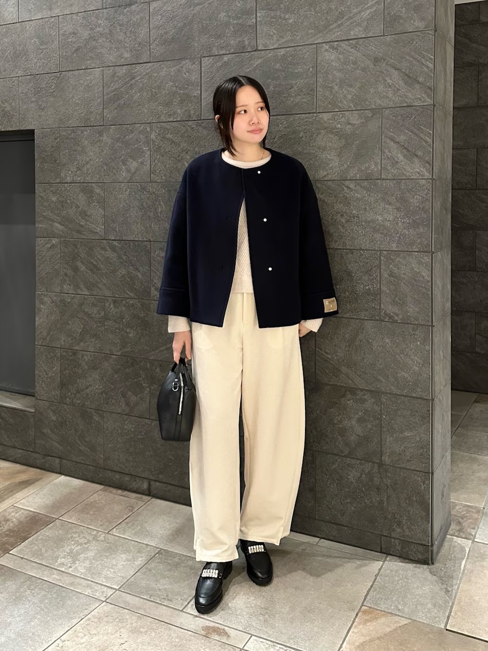 お問い合わせが多かったLA TORREのノーカラーコート入荷しました！

軽さと高い保温性を兼ね備えた上質なノーカラーコート◎
今年はショート丈で2サイズ展開です◎
身長問わずスカートもパンツも合わせやすいです♩