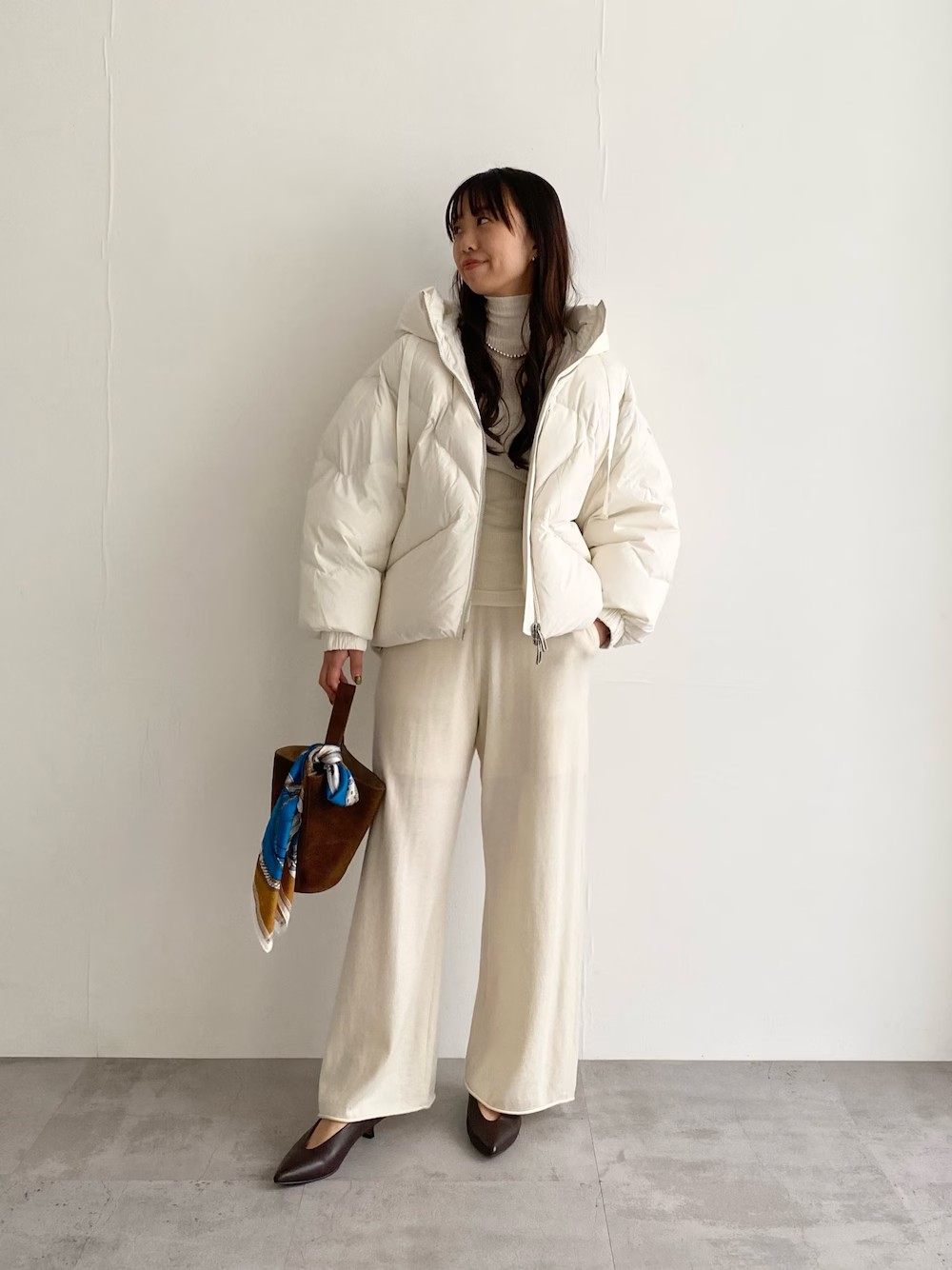 DUNOのダウン、久しぶりに袖を通しましたがやっぱり軽くて温かい。
しかもポテっとした立体感が本当に可愛いです。
ウエストがスッキリに見えるキルティングと
ピタッとした袖口のおかげでメリハリありで着膨れしづらいのが◎
大人のおしゃれダウンです。