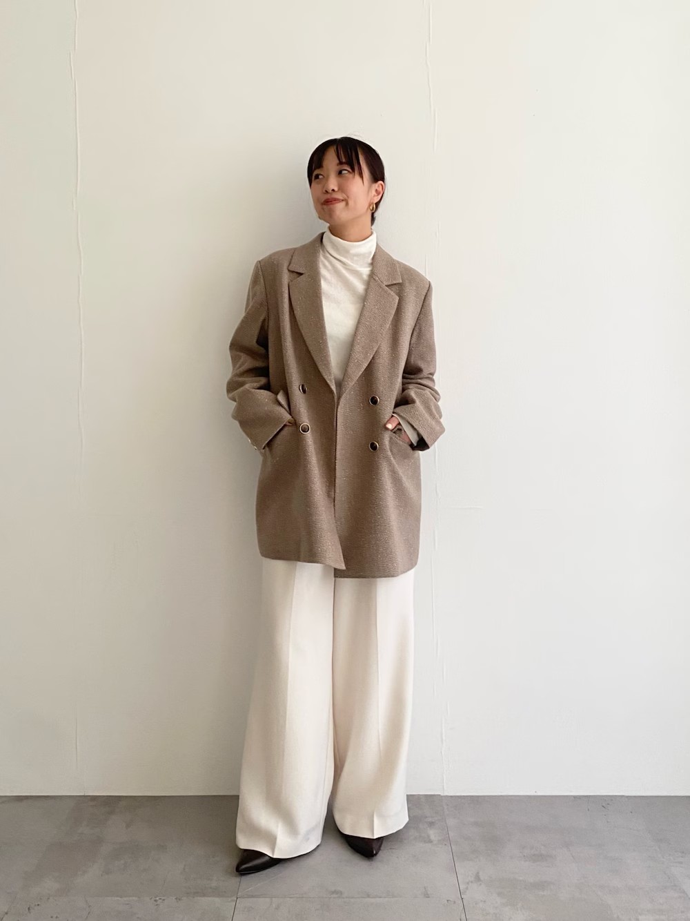 ゆるく着れるFbyROSSOのジャケット。
身幅ゆったり肩周りもゆったりなので中にしっかり着込めるのが◎
硬い生地ではないのでちゃんと肩のシルエット拾ってくれます！ほどほどにかっちり、普段にもお仕事にもおすすめです！