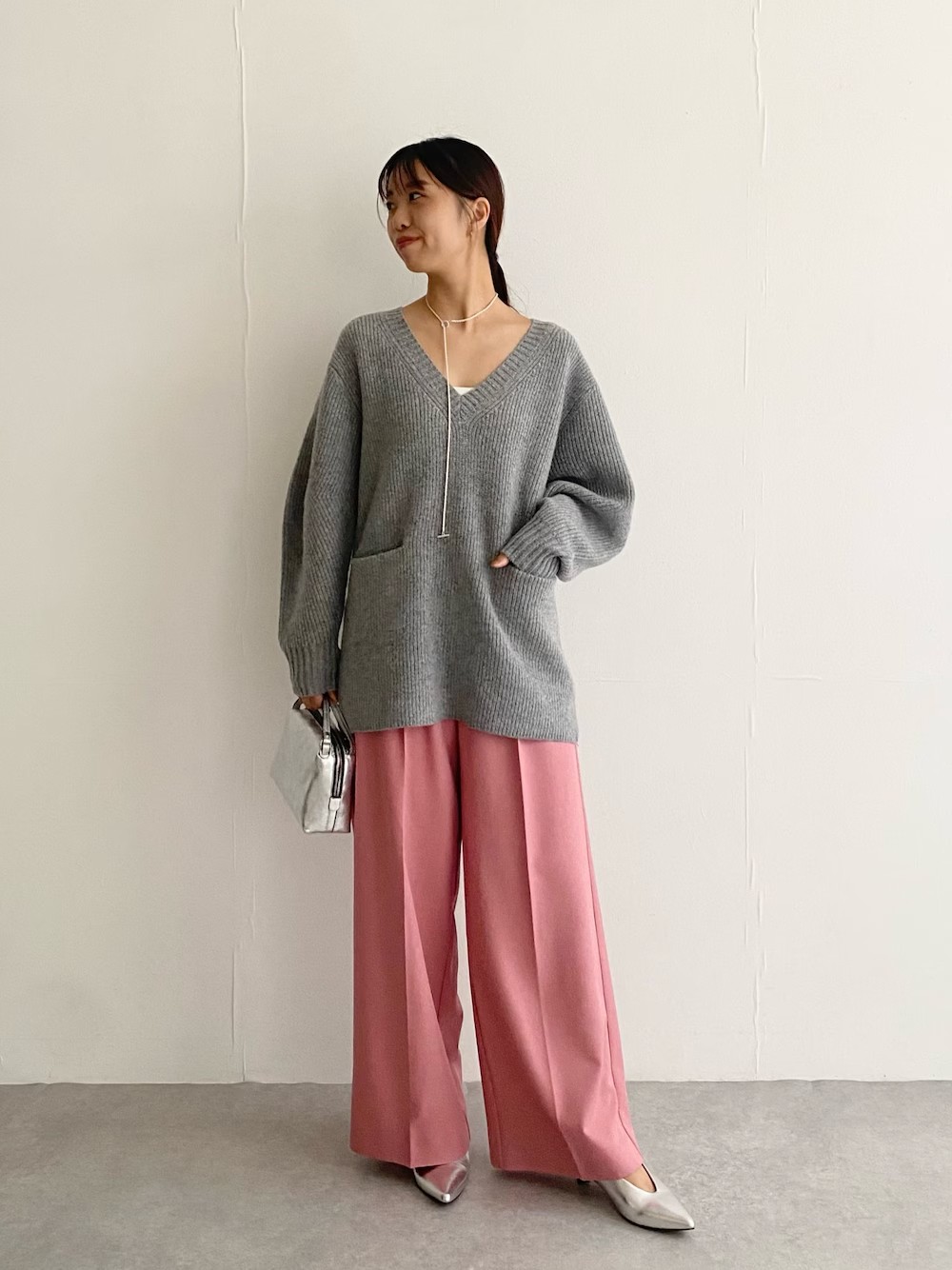 ぽってりとしたお袖が可愛いリブニット
思い切った深めのVネックとのバランス◎で
女性らしいゆるさがたまらないです、、、！
寒くなったらインナーにタートルネックを合わせても良さそう！