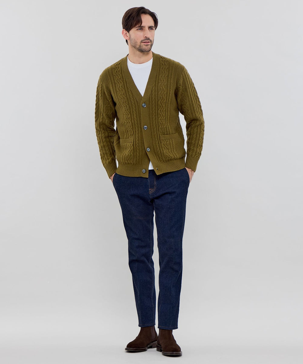 アランの凹凸感のある編地がきれいに表現できるよう、メリノウールのロービング糸を使用しています。原料はオーストラリアで厳選されたスポンジッシュなメリノウールを使用し、少し撚りを強く入れて紡績することで軽く、柄立ちの良いアランニットに適した糸に仕上げています。