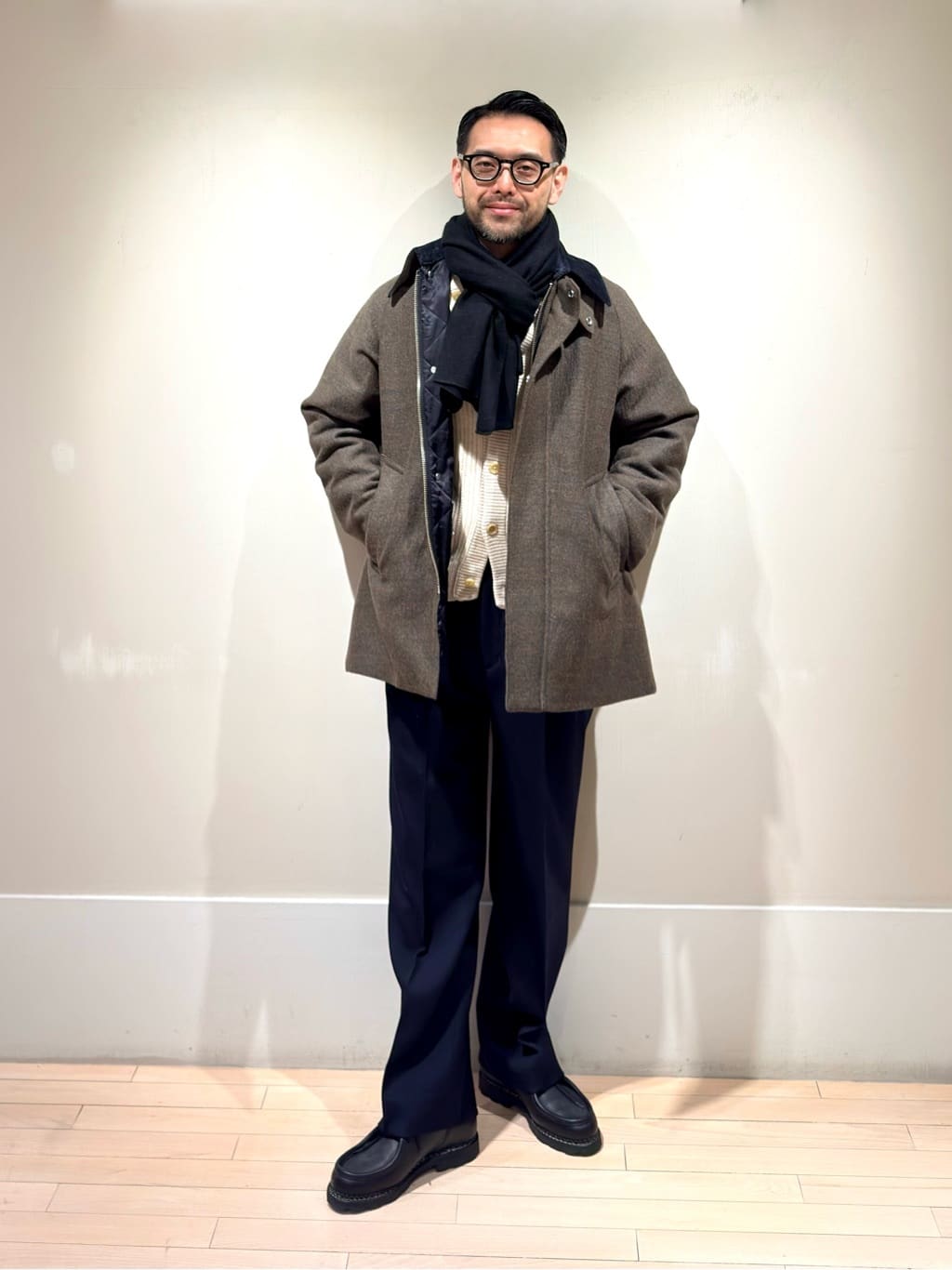 身長175㎝　ワークテイストのアウターは、色味を使わず、メンズっぽいイメージで渋くまとめるのがコツ！
襟の色と合わせて黒いマフラーをチョイスしています。

