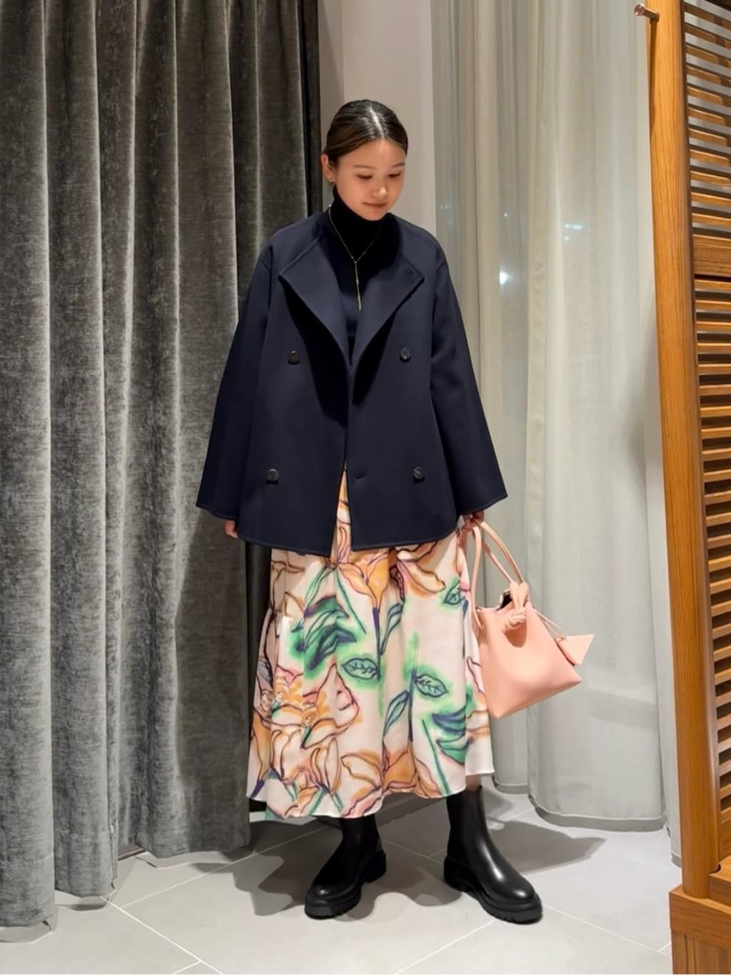 身長169㎝　〈GALERIE VIE〉ダブルフェイス カラーレストレンチコート

定番のダブルフェイスアウターシリーズ。
ショートコートはたっぷりとした分量感でリラックスムード漂う一着。
やや太めのスリーブなのでオーバーサイズのニットと合わせてもすっきりと着用でき、スタイリングに抜け感を演出してくれる上質なアイテム。

Aラインですが、ふわっとボリュームのあるワンピースやスカートと合わせてもとても可愛いです。
〈Ballsey〉の華やかなスカートと合わせ、エレガントなスタイルにしました。
