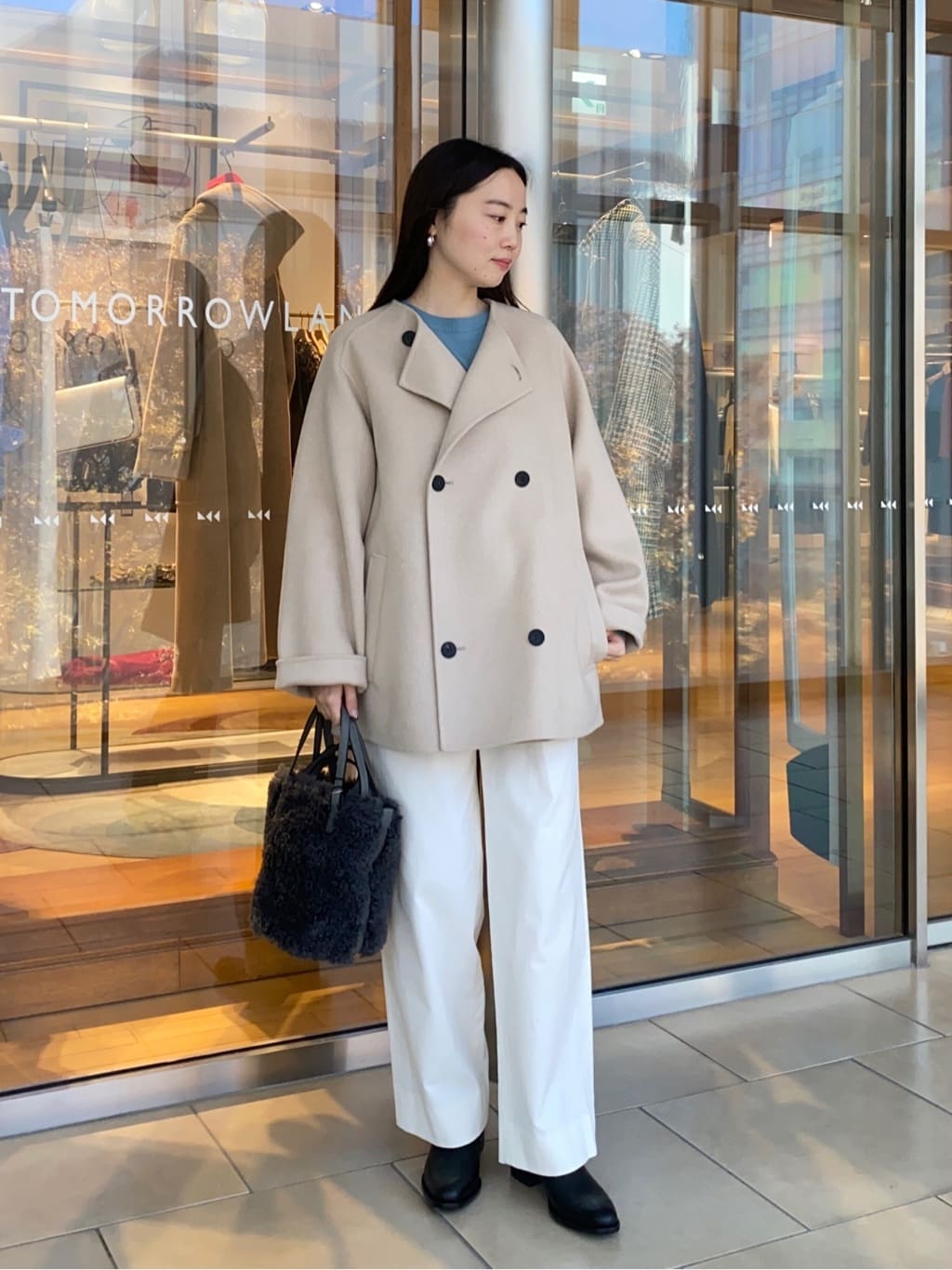 身長158㎝　〈GALERIE VIE〉
ダブルフェイス カラーレストレンチコート。
軽い着心地とインナーを選ばないシルエットでデイリーに着回しやすいコートです。
ショートコートながら、お尻の隠れる短すぎない着丈も魅力的です。
普段使いはもちろん、ジャケットの上からも着用できるので、通勤等ビジネスシーンの羽織りとしてもおすすめです。
