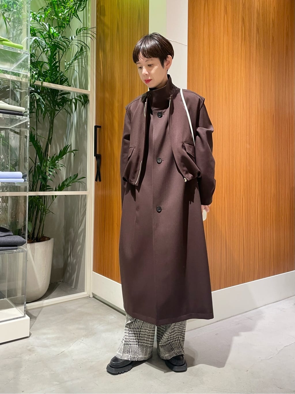 身長160㎝　ウールギャバジンのスタンドカラーコートは、毛羽の少ないクリアな見えとドライな風合いが特徴です。
シンプルなデザインですが、シルエットがきれいなので様々な着こなしを楽しんでいただけます。
同素材のベストを重ねるのもおすすめです。