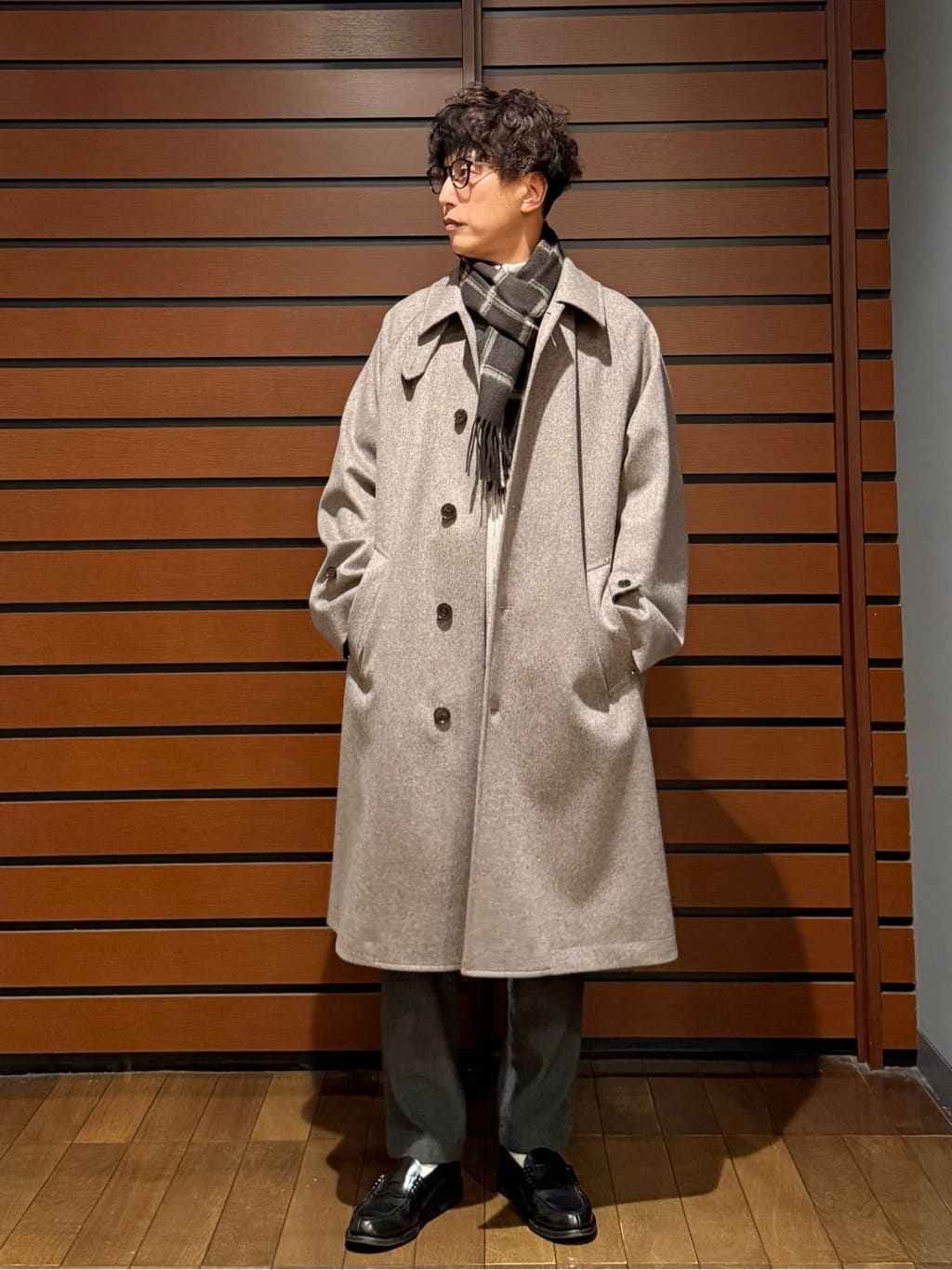 ベージュを基調にしたコートスタイル。優しい色の重なりが雰囲気を出してくれます。コートはロング丈のCOSWAY（コズウェイ）ショートビーバー素材の柔らかで、高級感のある生地です。裏面には蓄熱、防風、透湿防水のフィルムをラミネート。フィルムを貼ることで、生地に程よく張りが出ます。【モデル身長：171cm】