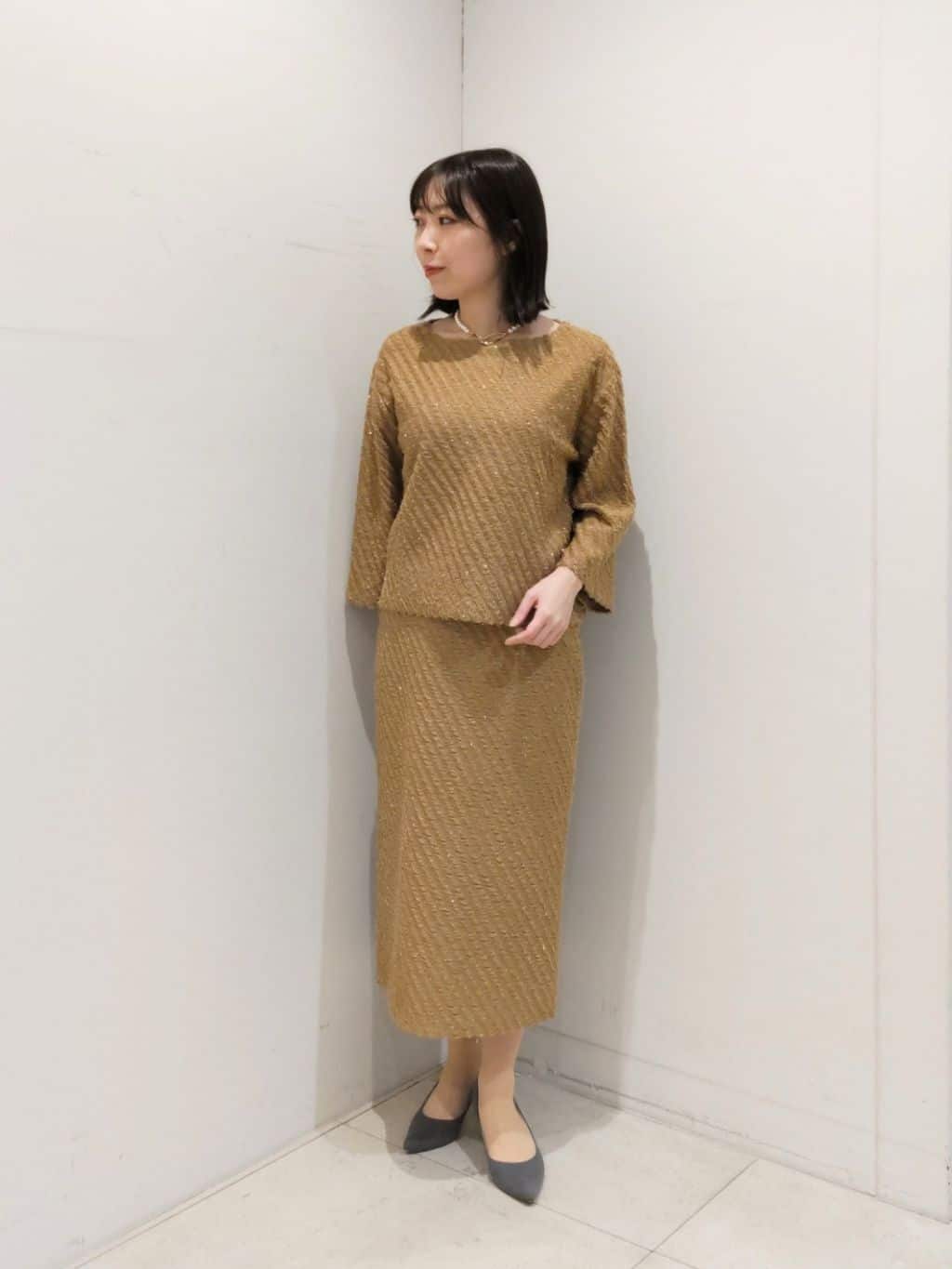 キラキラと華やかなラメ糸がふんだんに使われた、ニットセットアップのコーデです。羽根のようなふわっとした風合いのニット素材で軽い着心地です。スカートは、ウエストゴムで楽ちんです。揃えて着れば華やかでクリスマスのお食事会・年末年始のお集まり・観劇などのご用途にもピッタリです♪【モデル身長：156cm】
