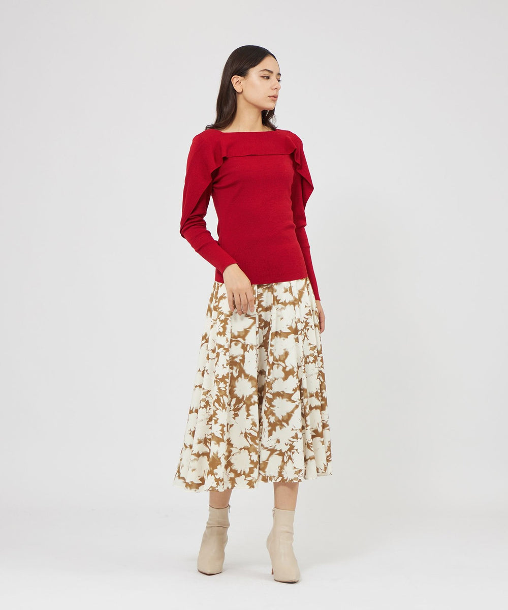 【ニット】肩から袖にかけてあしらわれたラッフルが華やかさを添えるニットプルオーバー。ラッフルラインが立体的なシルエットを美しく表現します。【スカート】ウエストから裾にかけて美しく広がるシルエットが歩くたびに華やかな印象を演出します。後ろウエストはゴム仕様です。