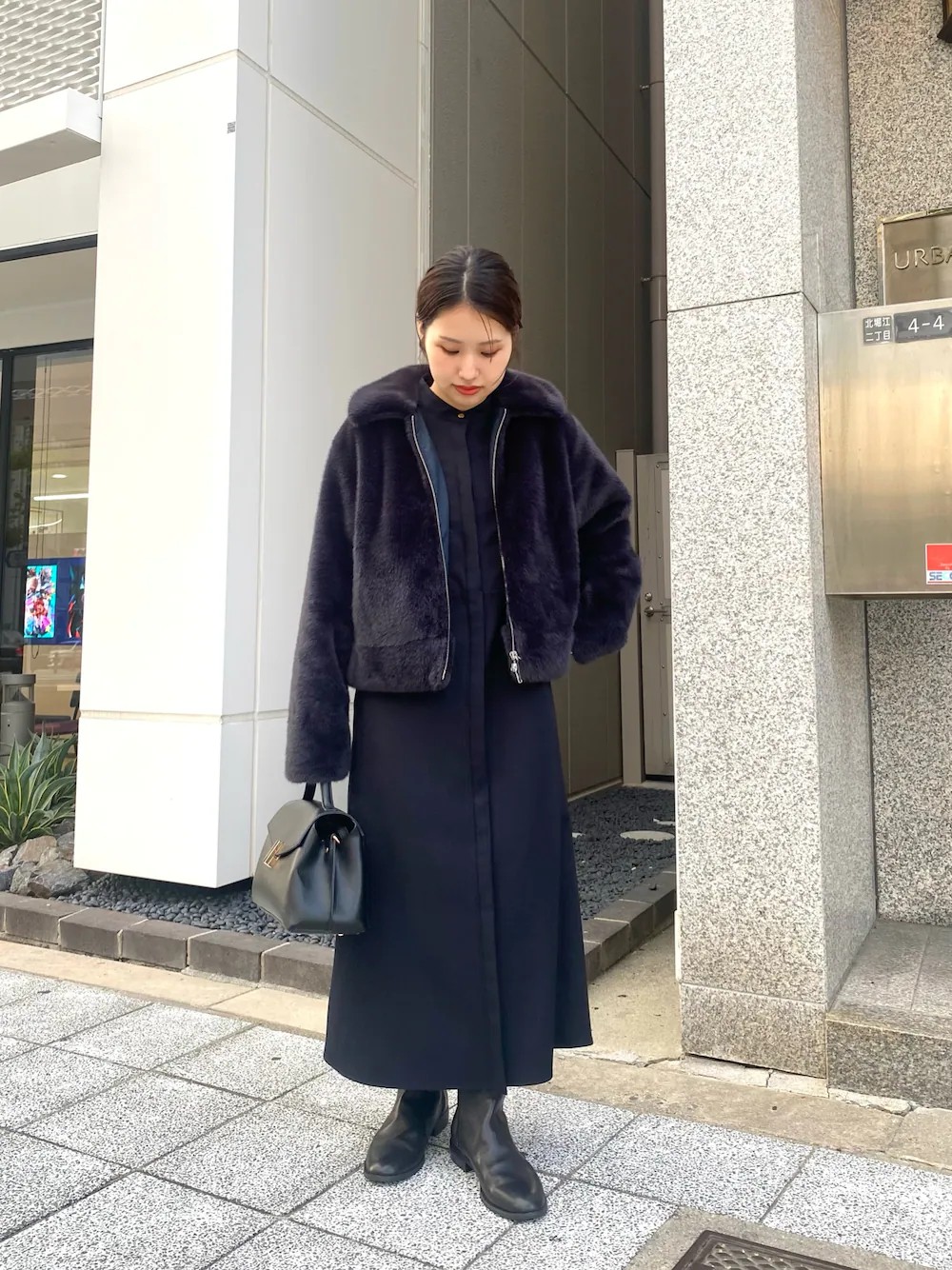 ネイビーのワントーンでまとめた、きれいめワンピーススタイル。ファーコートは柔らかくてずっと触っていたくなる肌触り！

毎年人気のワンピースは、一枚できちんと見えするので、あるとかなり重宝しそう。