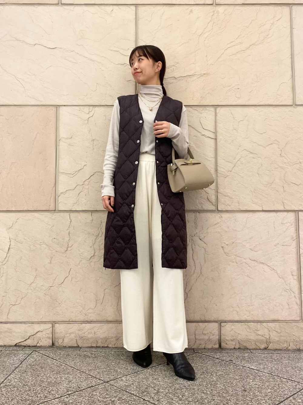 おしゃれに着れるインナーダウン。
アウターを脱いだ後も抜かりなくかわいいです！
パープルがかった絶妙なブラウンな
アウトドア感でず女性らしく着れるのが◎
気温が高い日はジレとして着るのも良いです。