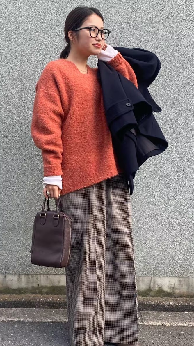 オレンジ×ブラウンで秋コーデ。
ニットは着心地もチクチクせず快適。
オレンジの色味がかわいいので気分も上がりそう◎

ネイビーのpコートで締めて大人カジュアルにしました^_^
