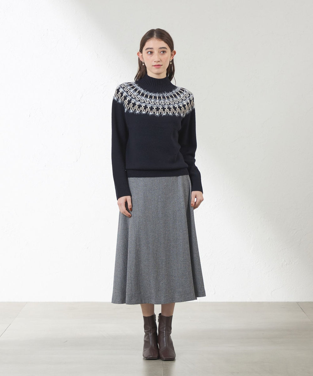 【ニット】繊維が細く柔らかなウール原料を使用し、カシミヤを入れることでとても肌触りのよい膨らみのある素材に。スカートでもパンツでも合わせやすい、着回しのきくサイズ感です。【スカート】裾にかけて広がる美しいフレアラインが優美な雰囲気を引き立ててくれます。