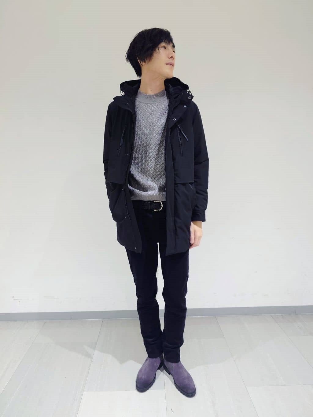 スッキリ見えのミドルレングスダウン。ミニマルな見た目でポケット8個で収納力があり衿の内側から取り外せるフードで首周りの保温性を高め、取り外した時はすっきりとしたスタンドカラーになるデザイン。着ぶくれしない適度な分量のダウンを入れることで長いシーズン着られる重宝するアイテム。【モデル身長：187cm】