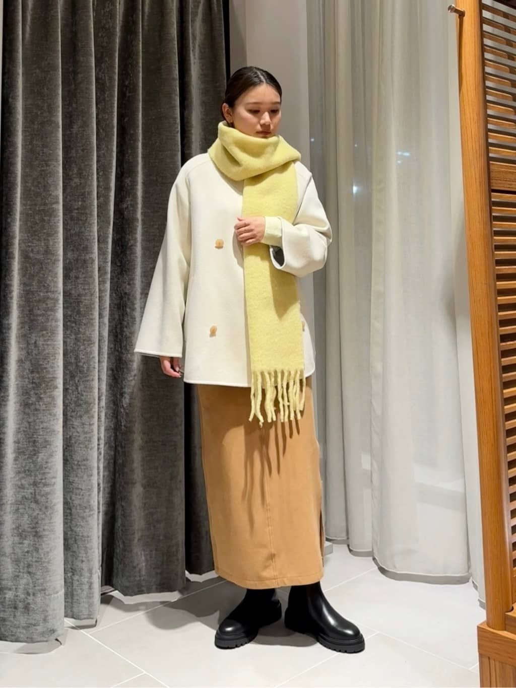 身長169㎝　〈MACPHEE〉フェイクスエード Iラインマキシスカート

タイトめなシルエットながら素材特有のストレッチ性に加え、後ろ部分のみゴムギャザーの仕様になっており、ほど良い肉感で体型が響きづらいです。
左脇に入れた深めのスリットで快適に着用いただけます。

季節を限定しすぎず使っていただけますので、さまざまなトップスでスタイルをお楽しみいただけます。